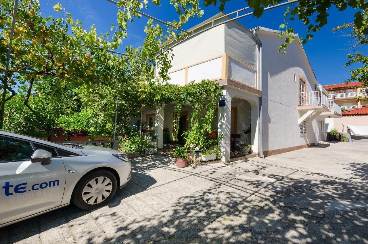 Apartments Elvira Lopar