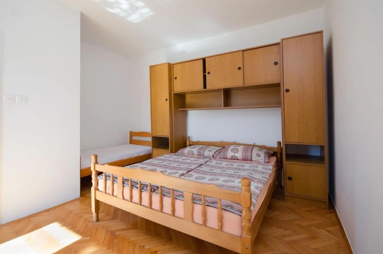 Apartments Elvira Lopar