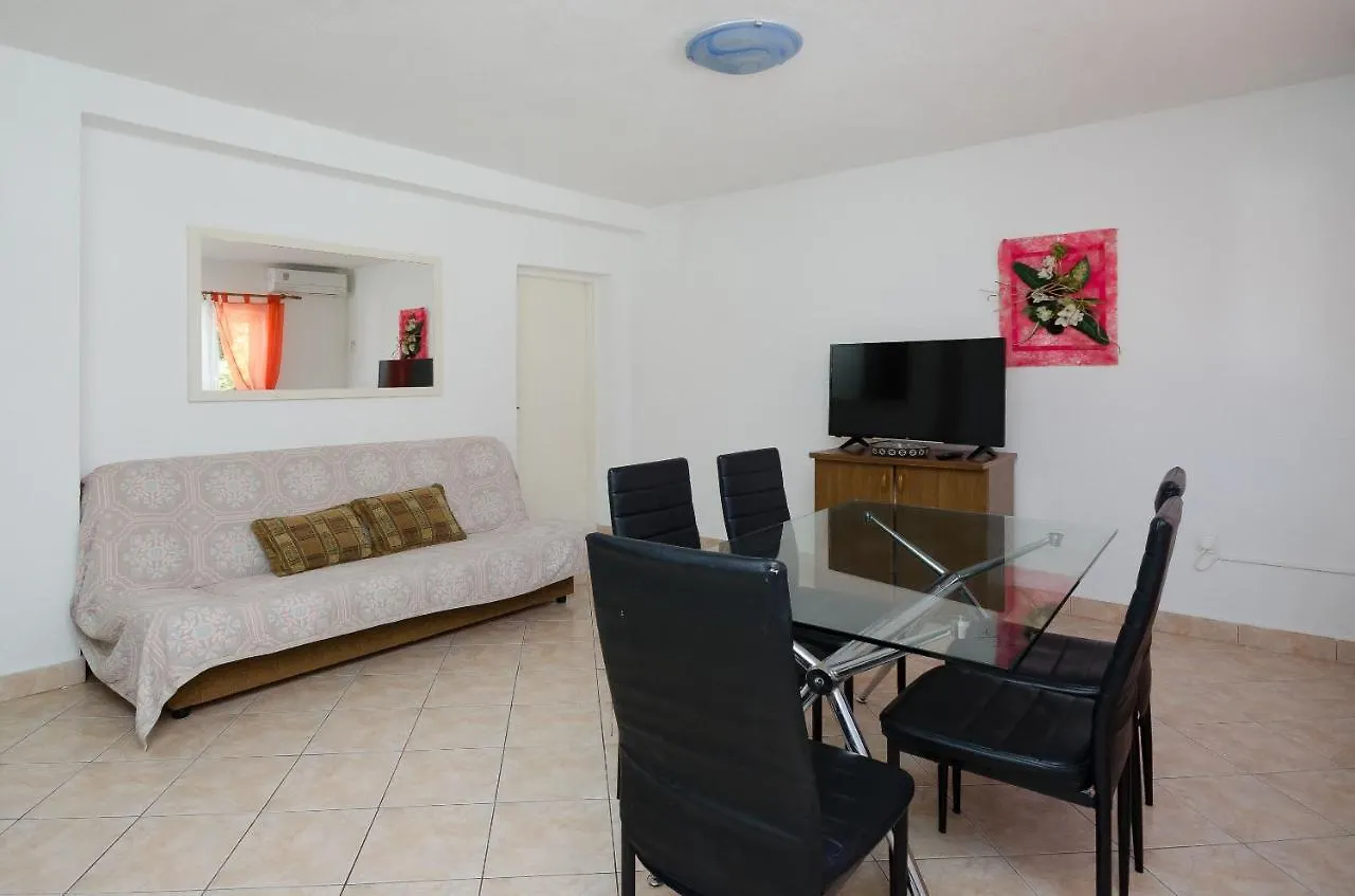 Apartments Elvira Lopar